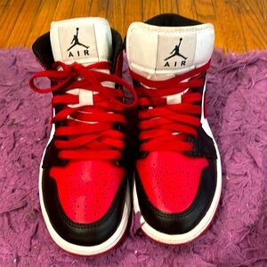 Air Jordan 1 MID…Size 5.5 Women